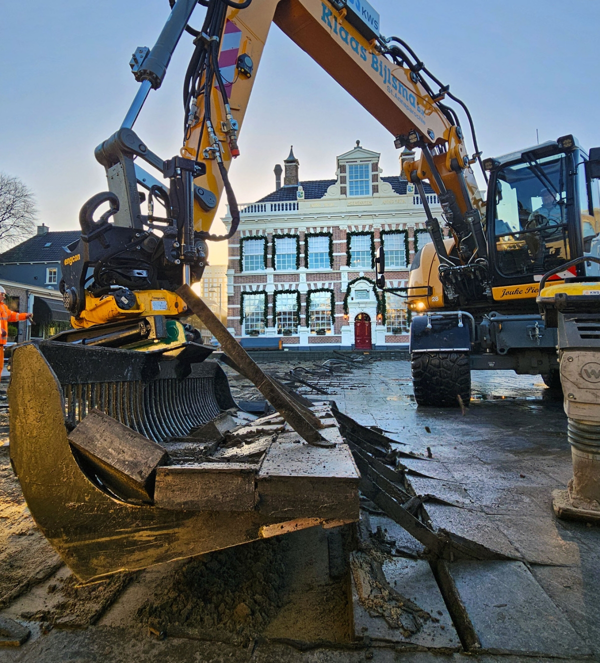 De natuurstenen worden verwijderd van het gemeenteplein in Heerenveen (foto: Peter Wouda)