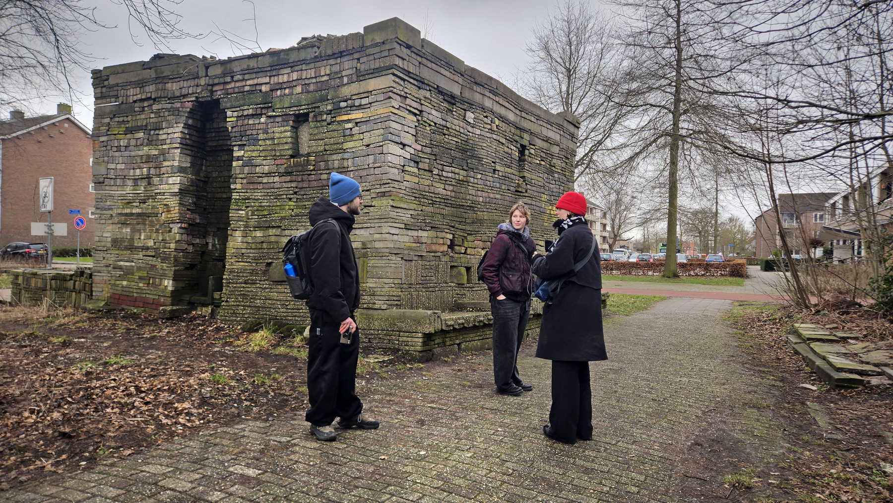 Naan, Joppe en Nina van de TU Delft bij de Le Roy-tuin in Heerenveen