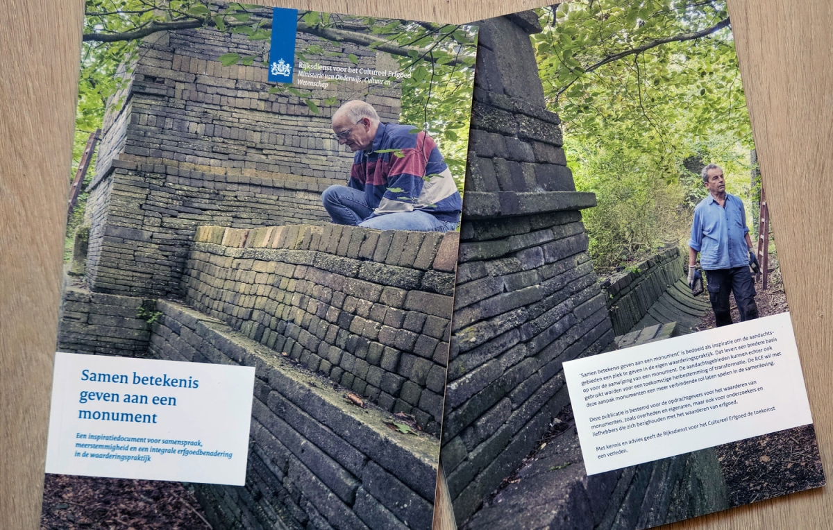 De brochure "Samen betekenis geven aan een monument" met de ecokathedraal Mildam op de omslag