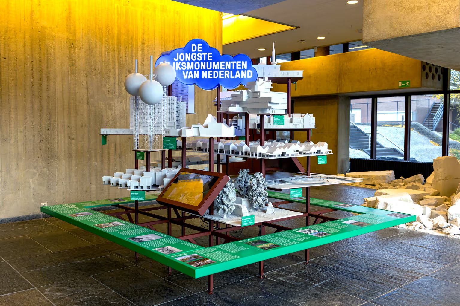 De reizende tentoonstelling van 15 Post-65 monumenten naar Heerenveen