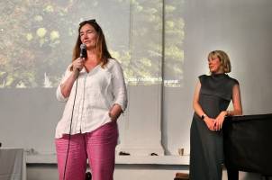 Anne Beate Hovind en op de achtergrond Katie Paterson, de drijvende krachten achter de Future LIbrary